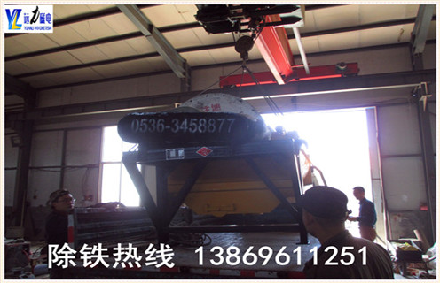 2.小型强磁磁选机的分选择效果好  　　行简单的小型磁选机. 采用磁分离专利技术还增加了分拣计划,提高分拣精度,无论硬矿石软,无论粗颗粒,细颗粒,所有类型的选矿机都可以自动调度,分选效果控制在许可范围内.  　　3.麻豆传媒免费在线观看小型强磁磁选机创新产品  　　以烧结钕铁硼"管包裹动态半封闭磁性系统"专有技术为中间,开发了一系列麻豆MV免费观看,时间一直是定型产品的发展：  　　4.小型强磁磁选机的处理量及型号  　　CTG-620干滚筒式粗轧机(粗轧设备可用于丰富河砂,砂铁矿,铁矿石等)处置量：100-125t / h  　　CTG-824干滚筒粗选机(粗机设备可用于丰富河砂,砂铁矿,劣铁矿等)处置能力：125-150t / h  　　CTG-8180干滚筒粗轧机(粗轧设备可用于贫矿,尾矿,河砂,钢渣等)处置能力：50-80t / h