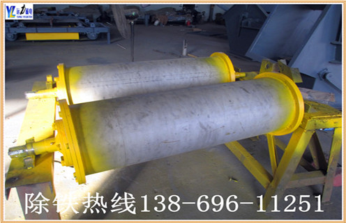 1.干式浪潮AV蜜臀AV色欲AV麻豆采用人民共和国机械工业标准“JB / 7895-1999”,采用稀土复合磁性系统,并采用高强度胶(J-39)粘结和环氧灌注,磁性表面用不锈钢加强胶胶挂胶,不脱落.气缸两端的密封垫圈涂有塑料密封,确保无水;整体采用先进的技术和合理的结构.经过特殊设计,使的磁场强度分布更为合理,分选效果更明显. 　　2.此碎钢磁选机永磁筒体机身通过特殊设计,不易堵塞材料,运行材料.通过半逆流类型.