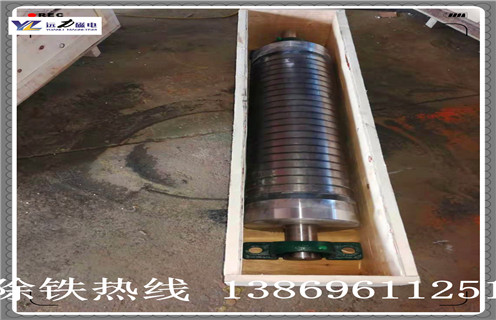 　　褐铁矿专用辊式磁选机，辊式磁选机主要适用于块状的褐铁矿需要破碎、球磨后再磁选，按照选矿效果水选强磁磁选机的选矿效果佳，一般作为精选使用可一次性提高褐铁矿10-20个品位。褐铁矿磁选机的磁场可达到16000高斯，是专门针对褐铁矿、锰矿、赤铁矿等弱磁性矿的一种磁选设备。  　　一、褐铁矿专用辊式磁选机主要用途  　　该设备用于褐铁矿，赤铁矿，氧化锰，碳酸锰矿选矿，设备的磁场强度在9000-12000Gs，磁场梯度大、用电量少、性能稳定。该系列设备用于低品位褐铁矿，赤铁矿，氧化锰，碳酸锰矿的分选，能一次性提高3-15个品位，很好地解决了历来低品位褐铁矿，赤铁矿，氧化锰，碳酸锰矿不能入炉冶炼、销售难的问题，为低品位矿石找到了出路，能产生可观的经济效益。该设备投资回报高，是投资少见效快的好项目。  　　二、褐铁矿专用辊式磁选机工作原理  　　1、将3-5毫米的原矿送入上料斗，经过振动电机振动布料，出料量可通过手轮来进行精确调整。磁辊通过调速电机拖动，转速的快慢通过调速表来进行调节，可控制磁选机的产量和精矿品位。  　　2、矿粒经输送带被送入上磁辊分选，由于褐铁矿，赤铁矿，氧化锰，碳酸锰矿的矿粒有磁性，立即被强磁场吸附在磁辊上，脉石粒(杂石、砂土)由于没有磁性(磁性很弱)，磁辊的强磁对它不产生吸力，随着磁辊的转动，矿粒一直被吸在磁辊上，而脉石粒在磁辊转到前端位置时被抛出掉在隔矿板的前面(通过改变隔矿板角度的大小可调整精矿的品位)，矿粒继续被磁辊带到脱磁区时自动掉入一选集矿斗收集为精矿成品。  　　3、由于上磁辊掉下的脉石中还夹带有一些磁性更弱的矿粒，它们将进入下磁辊继续进行磁选，磁选后的成品矿粒进入二选集矿斗收集为成品，被抛出的脉石经尾矿口排出，至此磁选工序结束。由于原矿中的脉石被抛弃。  　　4、所以使褐铁矿，赤铁矿，氧化锰，碳酸锰的品位得到提高。整台设备的用电量仅为4KW左右，磁选投入成本是相当低的。干湿式永强磁选矿机是我公司自主研究开发的高新技术产品，技术已相当成熟。  　　三、褐铁矿专用辊式磁选机磁选优势  　　1.分选效果好：由于本机采取动态磁系设计，矿料在滚筒表面滑动、位移及翻滚，滚筒不沾料，有利于物料分选，初选品位可提高1-4倍，一次精选品位可达60%以上。  　　2.处理能力大：由于本公司采用包裹式开放磁系，物料不裹团，无堵塞现象，因此处理能力大，单台初选机的处理原矿量可达50吨以上，还可多机并列并联使用，可成倍提高产量。  　　3.适应行业广：本公司麻豆MV免费观看，分四大类，有二十多个品种和规格型号。可以满足各种铁矿、河砂、尾矿、钢渣、钢灰、硫酸渣、磨料、耐火材料、制板、橡胶、粮食等诸多行业的需求，部分设备还可一机多用。  　　4.生产效果高：干选不用水，因此可不受水源限制，常年连续生产，对无水地区，季节性缺水地区，高寒地区，每年可增加100-150个工作日，有效提高设备利用率。